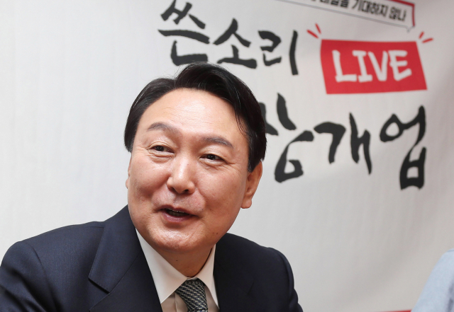 국민의힘 윤석열 대선 후보가 14일 저녁 서울 여의도 한 카페에서 열린 후보 직속 