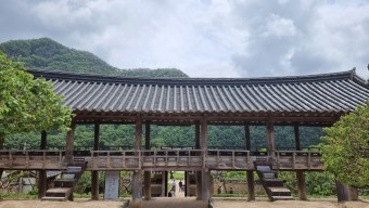안동 병산서원 만대루 모습.