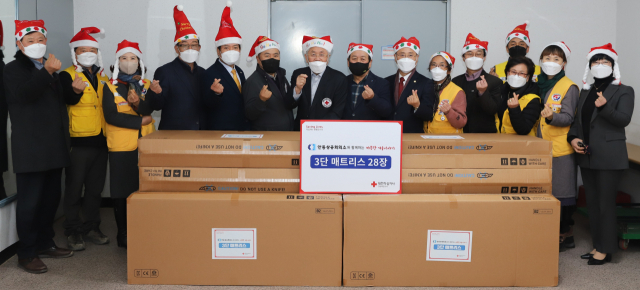 14일 열린 안동상공회의소의 3단 매트리스 기부물품 전달식 참석자들이 기념사진을 찍고 있다. 경북적십자사 제공