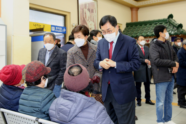 주낙영 경주시장이 15일 폐역을 앞둔 경주역을 찾아