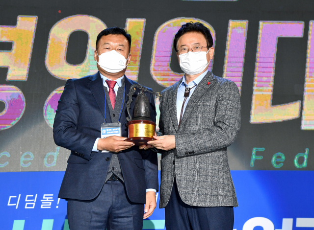 이철우(오른쪽) 경북도지사가 한국농업경영인 경상북도연합회 명예회원 패를 수여받으며 기념촬영을 하고 있다. 경북도 제공