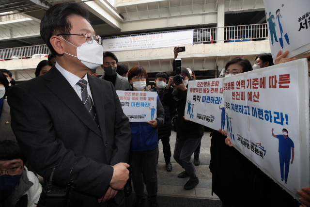 더불어민주당 이재명 대선 후보가 15일 오후 서울 동작구 서울특별시보라매병원을 현장방문해 병원 입구에서 민주노총 공공운수노조 의료연대 서울대병원분회 관계자와 대화를 나누고 있다. 국회사진기자단
