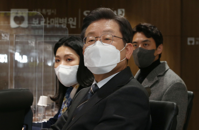더불어민주당 이재명 대선 후보가 15일 오후 서울 동작구 서울특별시보라매병원을 현장방문해 보라매병원 임원진으로부터 코로나19 대응 현황 보고를 받고 있다. 연합뉴스