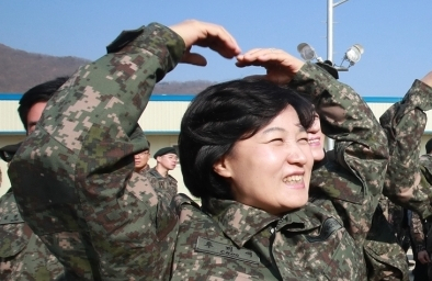추미애 더불어민주당 대표가 2017년 1월 3일 오후 경기도 파주의 한 포병부대를 방문해 다연장로켓인 