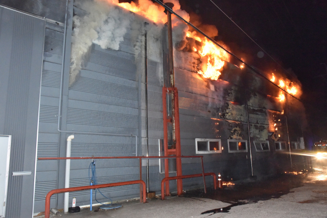 16일 오전 대구 북구 한 제과공장에서 화재가 발생해 50여분만에 진화됐다. 대구소방본부 제공