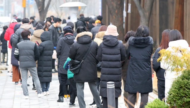 국내 신종 코로나바이러스감염증(코로나19) 신규 확진자 수가 7천622명을 기록한 16일 오전 서울 송파구 보건소에 마련된 임시선별 진료소를 찾은 시민들이 검사 순서를 기다리고 있다. 중앙방역대책본부에 따르면 이날 0시 기준 신규 확진자 수는 7천622명으로 기록됐고, 위중증 환자는 989명으로 다시 최다치를 기록했다. 연합뉴스