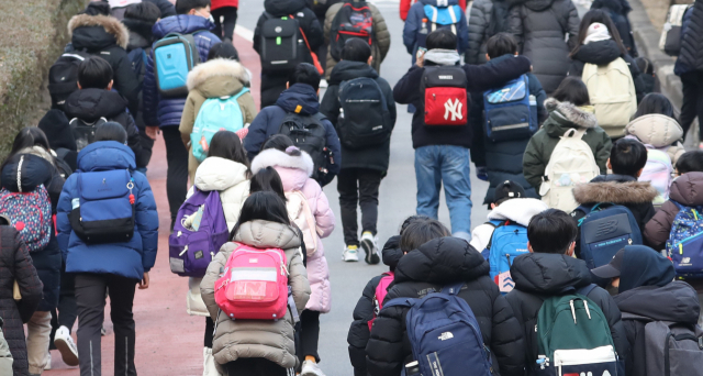 14일 서울 시내 한 초등학교에서 학생들이 등교하고 있다. 이날 서울시교육청에 따르면 전면 등교 시행 3주차인 지난 1주일 동안 코로나19에 확진된 서울 지역 학생이 2천명을 넘은 것으로 나타났다. 정부는 15일부터 보건소 방문팀이 학교를 방문해 접종하는 