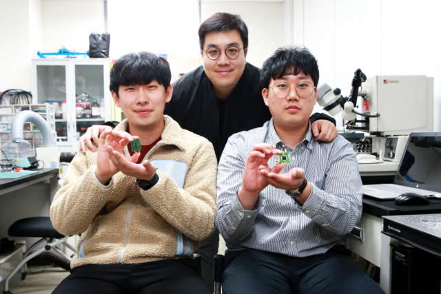 .DGIST 로봇공학전공 김회준(가운데) 교수와 연구진. DGIST 제공