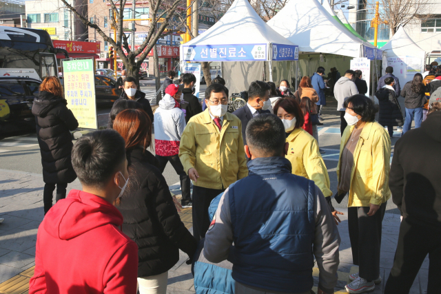 주낙영 경주시장이 경주시보건소에 마련된 선별진료소를 둘러보며 상황을 점검하고 있다. 경주시 제공