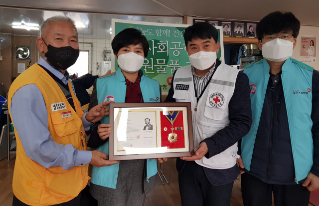 국민건강보험공단 구미지사 고미숙(왼쪽 두 번째) 지사장이 대한적십자사 관계자들로부터 회원유공장 최고 명예장을 수상하고 있다. 국민건강보험공단 제공