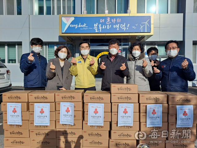 영덕복숭아 정보화마을이 지난 14일 어려운 이웃돕기를 위해 지품면에 고구마 200kg을 기탁했다.