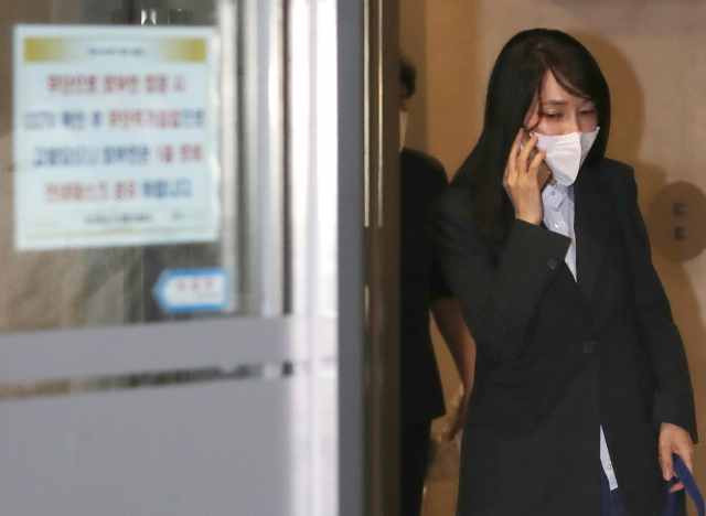국민의힘 윤석열 대선 후보의 배우자 김건희 씨가 15일 서울 서초구 자택에서 나오며 누군가와 전화 통화를 하고 있다. 연합뉴스
