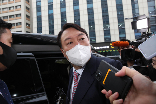 국민의힘 윤석열 대선 후보가 16일 오전 서울 여의도 새시대준비위원회 사무실을 나서며 부인 김건희 씨의 