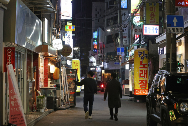 신종 코로나바이러스 감염증(코로나19) 확산과 오미크론 변이 감염에 대한 우려가 커지는 카운데 7일 오후 서울 중구 무교동 인근 음식점 거리가 비교적 한산한 모습을 보이고 있다. 연합뉴스