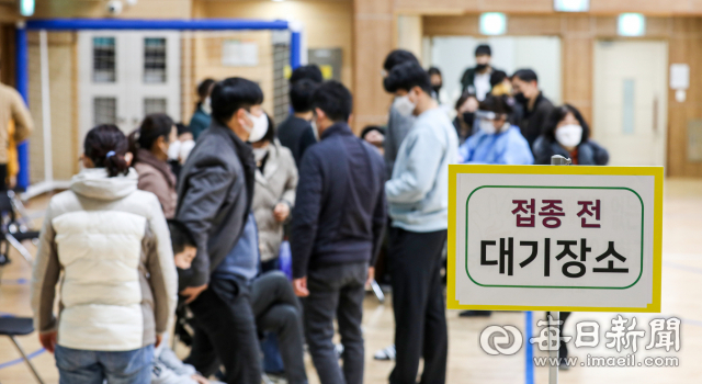 대구지역 찾아가는 학교 단위 백신접종이 처음 시작된 16일 오전 대구의 한 학교 강당에서 학생들이 코로나19 백신 접종을 기다리고 있다. 안성완 기자 asw0727@imaeil.com
