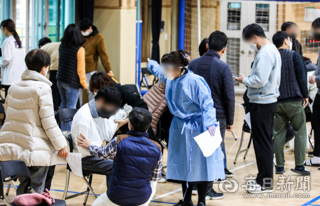 대구지역 찾아가는 학교 단위 백신접종이 처음 시작된 16일 오전 대구의 한 학교 강당에서 학생들이 코로나19 백신 접종을 기다리고 있다. 안성완 기자 asw0727@imaeil.com