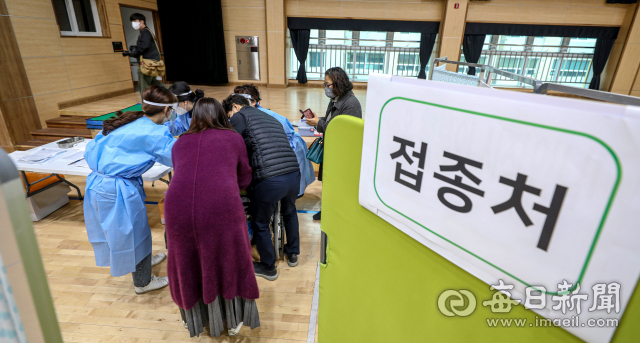 대구지역 찾아가는 학교 단위 백신접종이 처음 시작된 16일 오전 대구의 한 학교 강당에서 학생이 코로나19 백신을 접종받고 있다. 안성완 기자 asw0727@imaeil.com