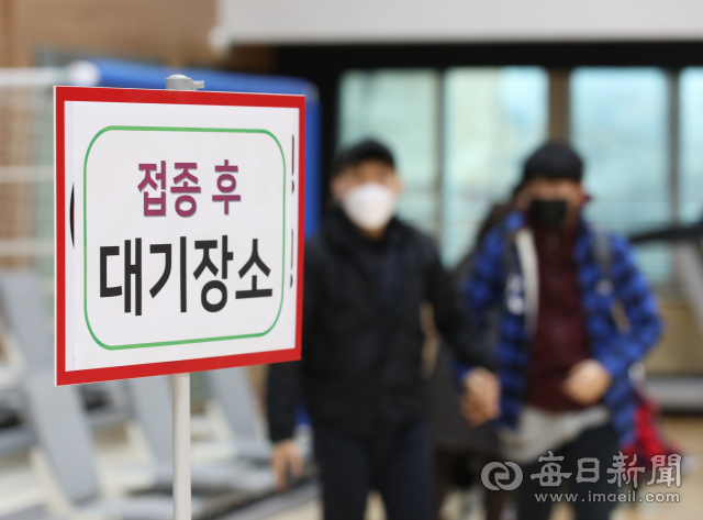 대구지역 찾아가는 학교 단위 백신접종이 처음 시작된 16일 오전 대구의 한 학교 강당에서 학생들이 코로나19 백신 접종 완료 후 대기하고 있다. 안성완 기자 asw0727@imaeil.com