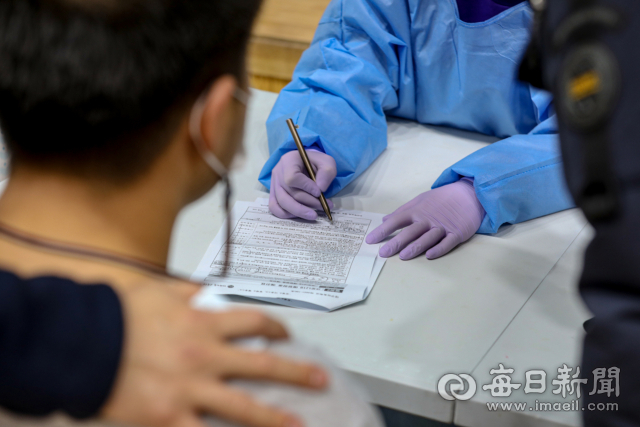 찾아가는 학교 단위 백신접종이 처음 시작된 16일 오전 대구의 한 학교 강당에서 학생들이 코로나19 백신을 접종받기 위해 예진을 받고 있다. 안성완 기자 asw0727@imaeil.com