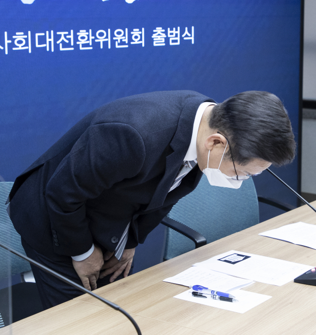 더불어민주당 이재명 대선 후보가 16일 서울 여의도 중앙당사에서 열린 사회대전환위원회 출범식이 끝난 뒤 아들이 불법 도박을 했다는 의혹 보도와 관련해 사과하며 고개를 숙이고 있다. 연합뉴스