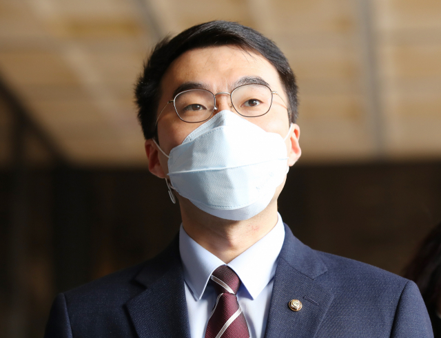 더불어민주당 김남국 의원 및 선대위 관계자들이 19일 오후 국민의힘 윤석열 대선 후보의 부인 김건희 씨의 도이치 모터스 주가조작 가담 의혹과 관련 서울 서초구 서울중앙지검에 항의 방문해 취재진에게 방문 취지를 설명하고 있다. 연합뉴스