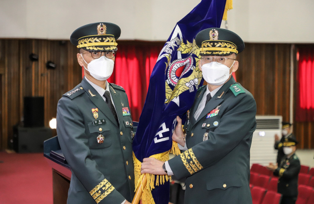 남영신 육군참모총장이 고창준(오른쪽) 신임 육군3사관학교장에게 부대기를 이양하고 있다. 육군3사관학교 제공