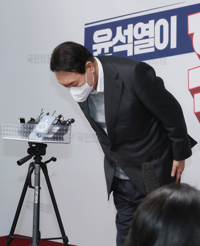 국민의힘 윤석열 대선 후보가 17일 서울 여의도 당사에서 배우자 김건희씨를 둘러싼 각종 논란과 관련해 
