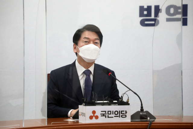 국민의당 안철수 대선후보가 16일 서울 여의도 국회를 방문한 크리스토퍼 델 코소 주한 미국대사대리를 접견하며 인사말을 하고 있다. 연합뉴스