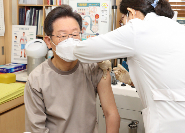 더불어민주당 이재명 대선 후보가 18일 오전 서울 한 병원에서 코로나19 3차 백신 접종을 받고 있다. 1·2차 아스트라제네카 백신을 맞았던 이 후보는 이날 화이자 백신으로 3차 접종을 받았다. 연합뉴스