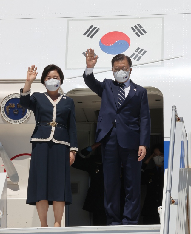 3박4일간 호주 국빈 방문을 마친 문재인 대통령 내외가 15일 시드니 킹스포드 스미스 공항에서 공군 1호기에 올라 인사하고 있다. 연합뉴스
