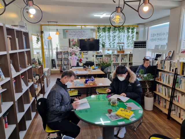 문경시 흥덕동에 있는 나눔작은도서관 내부 모습. 고도현 기자