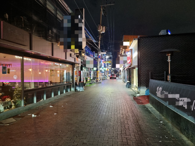 18일 오후 9시 이후 술집 등이 영업시간 제한으로 문을 닫자 대구 동성로 거리는 텅 비었다. 임재환 기자