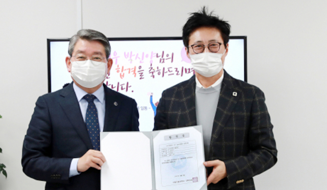 권순태(왼쪽) 국립안동대학교 총장과 배우 박신양이 