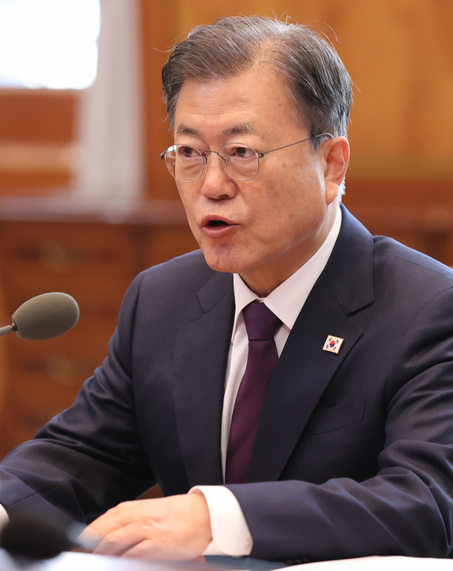문재인 대통령이 17일 청와대에서 열린 한-우즈베키스탄 정상회담에서 인사말을 하고 있다. 연합뉴스