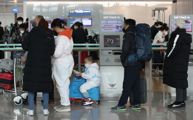 14일 오전 전남 함평엑스포공원 주차장에 마련된 임시 선별검사소에서 신종 코로나바이러스 감염증(코로나19) 검사를 받으려는 주민들이 줄 서 있다. 오미크론 변이 확진자가 지난 12일 첫 확인된 이후 함평읍은 주민들을 대상으로 전수조사 중이다. 연합뉴스