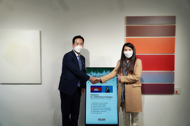 17일 대구를 방문한 찌릉 보톰랑세이 주한 캄보디아 대사(오른쪽)와 한캄협회 김동국 사무국장(DK글로벌코리아 대표)이 양국의 교류