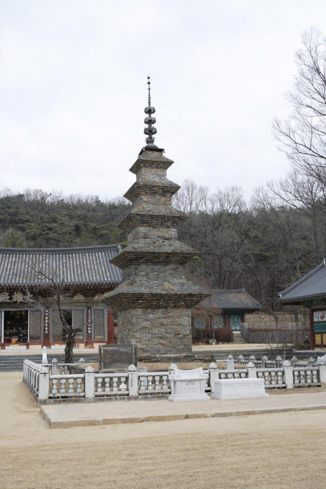구운 벽돌을 쌓아올린 칠곡 송림사 오층전탑. 한국관광공사 제공