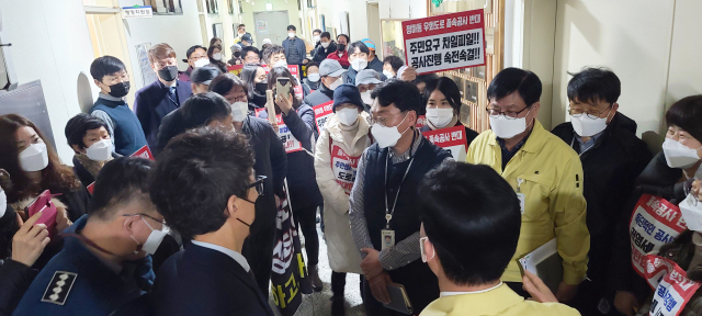안동시 정하동 아파트우회도로반대위 주민들은 일방적 공사강행 중단을 요구하며 안동시청을 항의방문했다. 이 자리에서 권영세 안동시장은 주민들의 요구사항을 충분히 반영하겠다고 밝혔다. 엄재진 기자