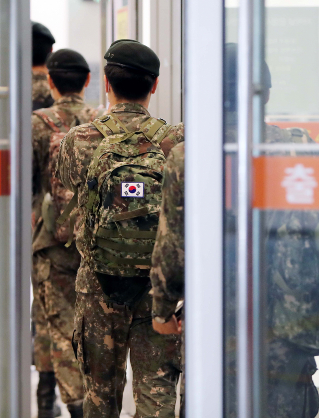 지난해 5월 대구 동대구역복합환승센터에서 육군 장병들이 휴가에 나서는 모습. 사진은 기사내용과 관련 없음. 매일신문 DB