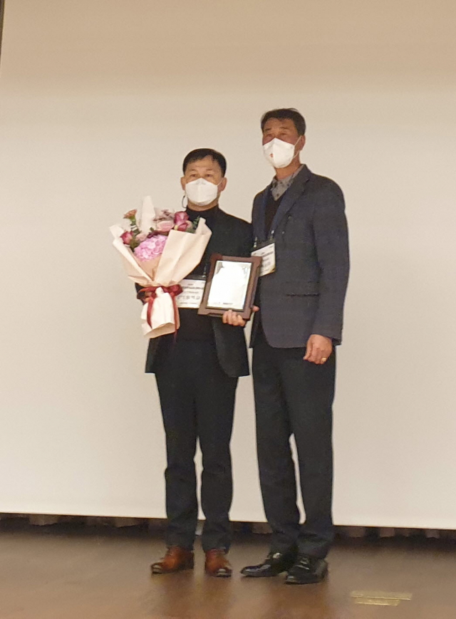 경북도 과수산업 육성시책 평가에서 최우수상을 수상한 영주시 관계자가 기념사진을 찍고 있다. 영주시 제공