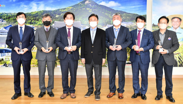 20일 경북도청에서 열린 2021년 저출생 극복 우수시군 시상식에서 관계자들이 이철우(가운데) 경북도지사와 기념촬영을 하고 있다. 경북도 제공