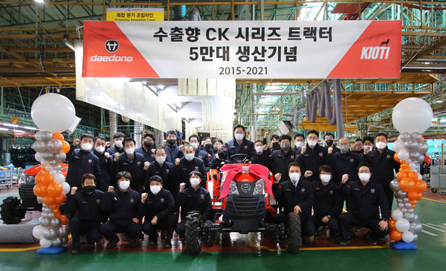 대동 임직원이 CK 시리즈 4만대 수출을 기념해 단체사진을 촬영하고 있다. 대동 제공