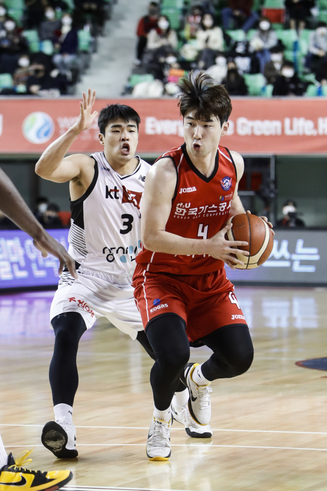 19일 대구실내체육관에서 열린 대구 한국가스공사 페가수스와 수원 kt 소닉붐의 경기에서 가스공사 김낙현이 돌파를 시도하고 있다. 이날 경기는 69대72로 가스공사가 석패했다. KBL 제공
