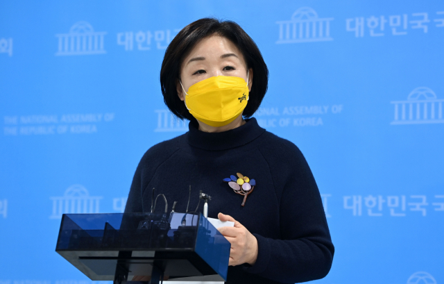 정의당 심상정 대선 후보가 20일 오후 국회 소통관에서 더불어민주당 이재명 대선 후보와 민주당의 부동산 과세 후퇴 관련 긴급 기자회견을 하고 있다. 연합뉴스