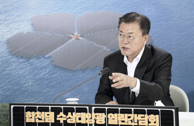 문재인 대통령이 경남 합천군 합천댐물문화관에서 열린 합천댐 수상태양광(41MW) 상업발전 개시 지역주민·전문가 간담회에서 발언하고 있다. 연합뉴스
