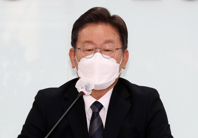더불어민주당 이재명 대선 후보가 20일 오후 서울 여의도 중소기업중앙회에서 열린 소상공인·자영업자 피해단체 대선후보 간담회에서 인사말을 하고 있다. 연합뉴스