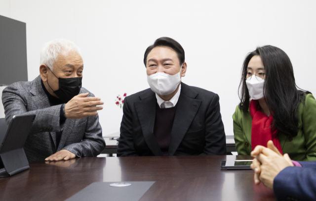 국민의힘 윤석열 대선 후보(가운데)와 김한길 새시대준비위원회 위원장(왼쪽)이 20일 서울 여의도 새시대준비위원회 사무실에서 열린 영입인사 환영식에서 이야기를 나누고 있다. 오른쪽은 새시대준비위원회 수석부위원장으로 영입된 신지예 한국여성정치 네트워크 대표. 연합뉴스