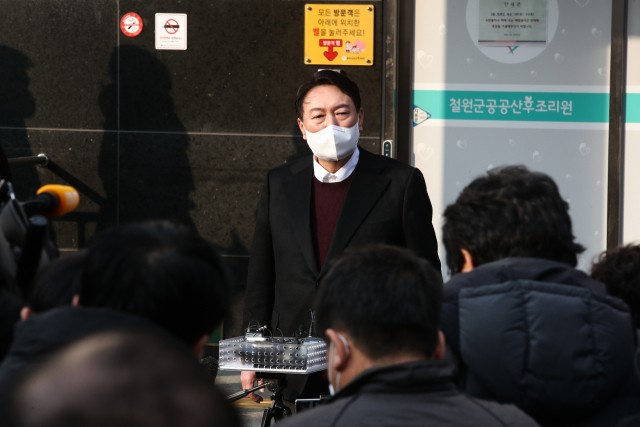 국민의힘 윤석열 대선 후보가 20일 오후 강원 철원군 갈말읍 공공산후조리원을 둘러본 뒤 취재진의 질문에 답하고 있다. 연합뉴스