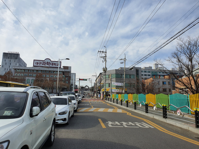 지난 14일 오후 대구 북구 태전초등학교 인근 교차로에 불법 주정차 차량이 늘어선 모습. 김지수 기자