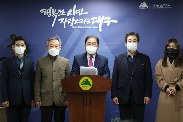 이덕천 회장(가운데) 회장 등 대구취수원다변화범시민추진위원회 회원이 시청에서 성명서를 발표하고 있다. 대구시 제공